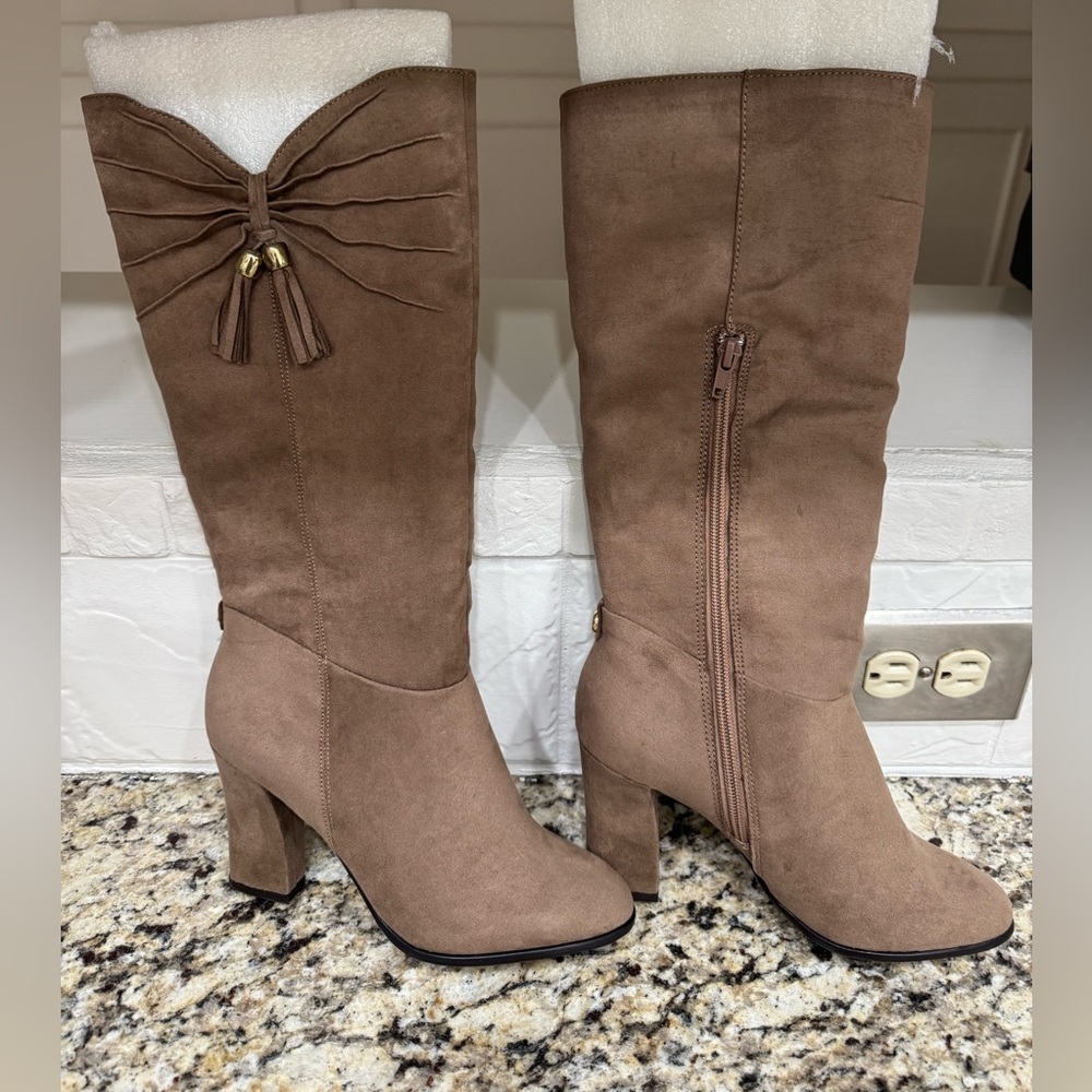 NWT JCPenney Brown Suede Knee High Heeled Boots with Tassel Size 6.5